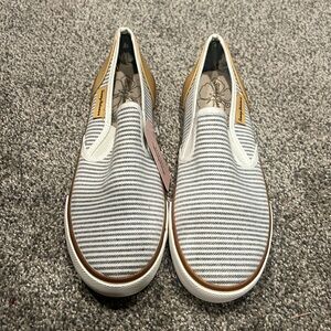 Women’s 9.5 Tommy Bahama shoes
